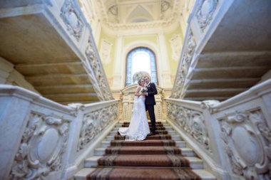 Evlilik çift kapalı birbirlerine sarılıyor