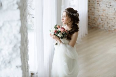 Moda beyaz gelinlik makyaj ile esmer gelin