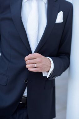 Doğada takım elbiseli yakışıklı damat