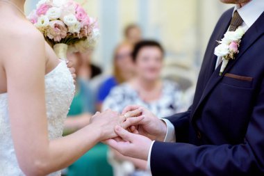 Güzellik gelin ve yakışıklı damat giyiyor birbirlerine yüzük