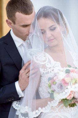 Evlilik çift niteliğine birbirlerine sarılıyor