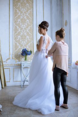 Güzel gelin beyaz gelinlik nedime bağlama