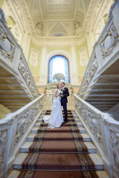 Casamento casal dentro de casa está abraçando uns aos outros — Fotografia de Stock