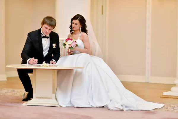 Noiva de beleza e noivo bonito estão registrando o casamento — Fotografia de Stock