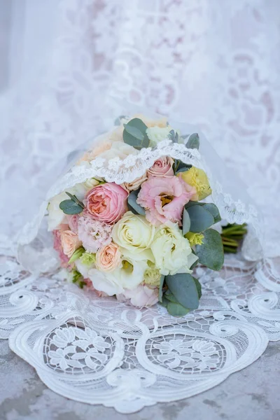 Schöne Hochzeit bunter Strauß und Kleid für Braut — Stockfoto