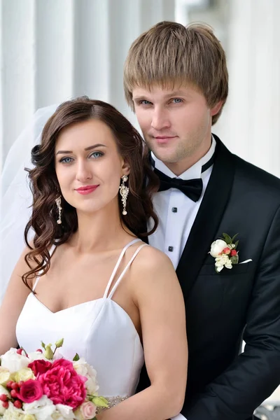 Casamento casal na natureza está abraçando uns aos outros — Fotografia de Stock