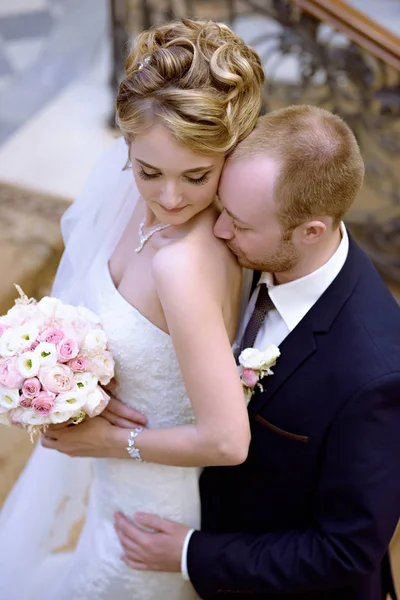 Hochzeitspaar umarmt sich drinnen — Stockfoto