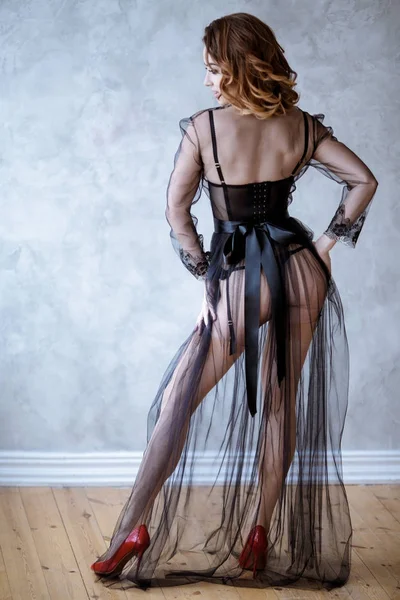 Vacker sexig dam i elegant svart mantel — Stockfoto
