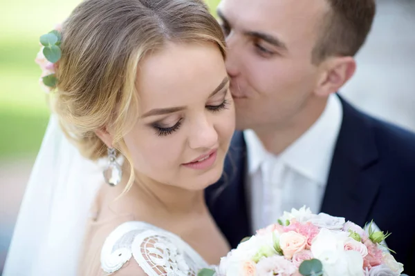 La pareja de boda en la naturaleza se está abrazando — Foto de Stock