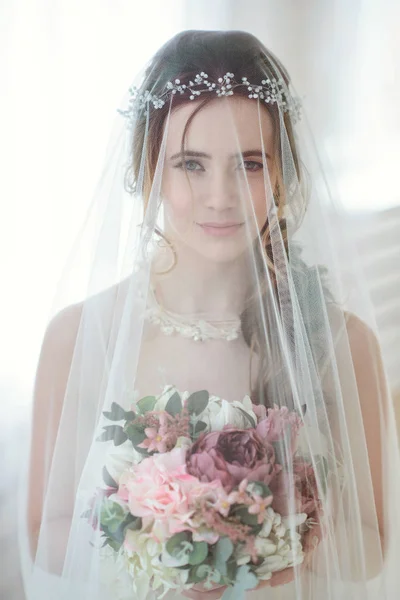 Brunette noiva na moda vestido de noiva branco com maquiagem — Fotografia de Stock