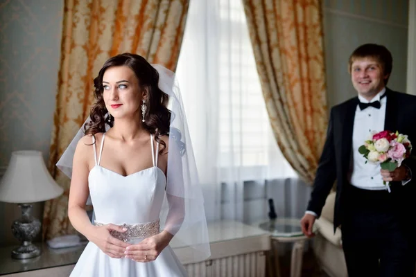Bello sposo è vedere prima il bellezza sposa in il mattina — Foto Stock