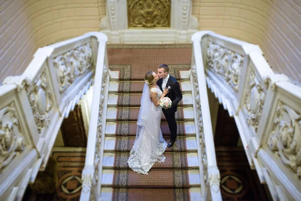 Casamento casal dentro de casa está abraçando uns aos outros — Fotografia de Stock