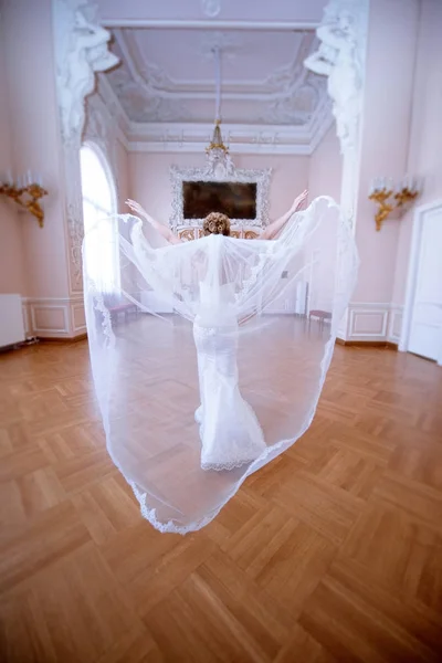 Краса нареченої в весільній сукні з мереживною фатою в приміщенні — стокове фото