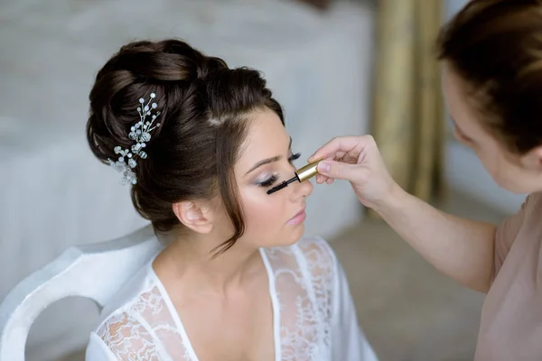 Maquilleuse de mariage faisant un maquillage pour mariée — Photo