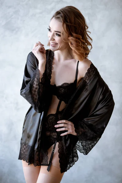 Mooie sexy dame in elegant zwart gewaad — Stockfoto