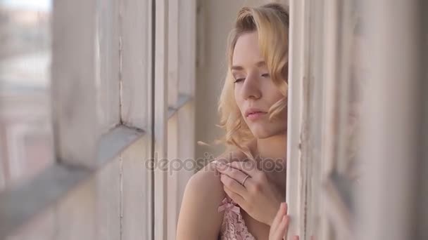 Hermosa Mujer Rubia Posando Estudio Lencería Cerca Ventana — Vídeo de stock