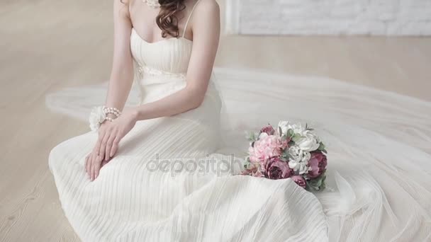 Schöne Junge Frau Braut Mit Blumenstrauß Posiert Studio — Stockvideo