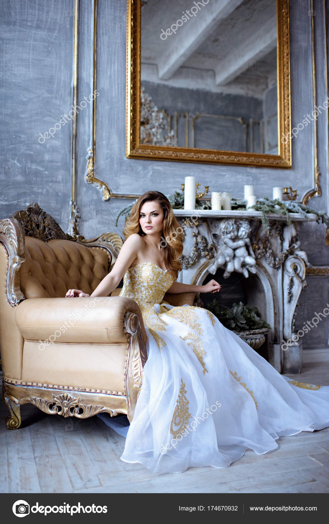 Mariée beauté en robe de mariée dorée à l\u0027intérieur