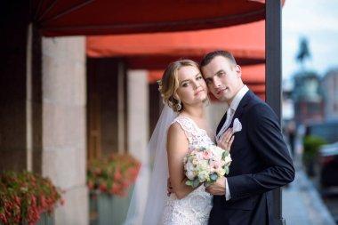 Evlilik çift niteliğine birbirlerine sarılıyor