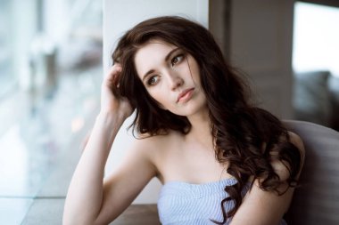 Şık salonda uzun saçlı Bayan portresi