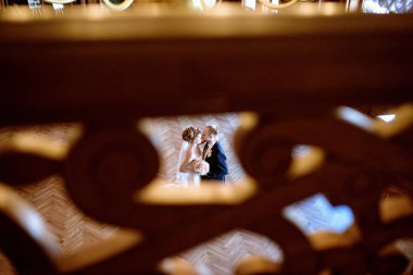 Evlilik çift kapalı birbirlerine sarılıyor