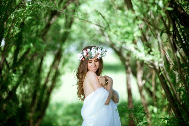 Moda beyaz gelinlik makyaj ile esmer gelin
