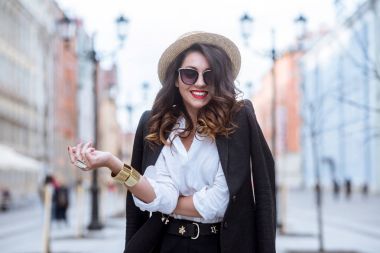 Şehirde uzun saçlı Bayan moda portre