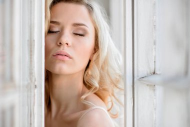 Sevimli Bayan kapalı kadın portresi