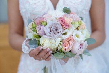 Güzel gelin düğün renkli buket tutuyor