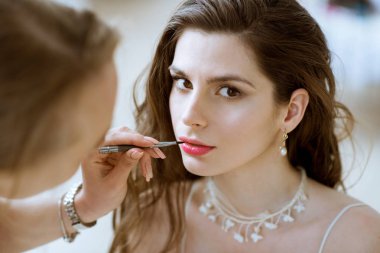 Gelin için bir hale telafi düğün makyaj sanatçısı