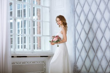 Moda beyaz gelinlik makyaj ile esmer gelin