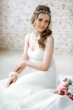 Moda beyaz gelinlik makyaj ile esmer gelin