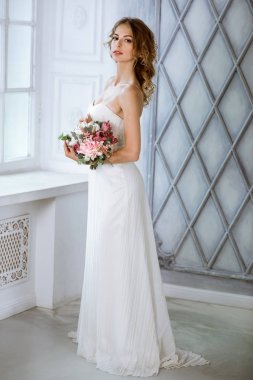 Moda beyaz gelinlik makyaj ile esmer gelin