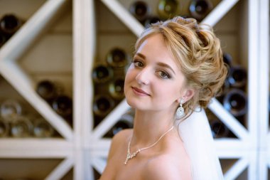 Dantel örtü kapalı ile gelinlik elbisesi içinde güzellik gelin