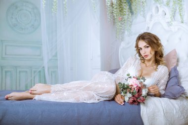 Güzel seksi Bayan zarif beyaz elbise içinde