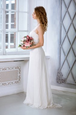 Moda beyaz gelinlik makyaj ile esmer gelin