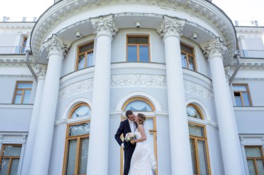 Evlilik çift niteliğine birbirlerine sarılıyor