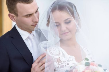 Evlilik çift niteliğine birbirlerine sarılıyor