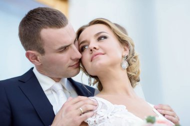 Evlilik çift niteliğine birbirlerine sarılıyor