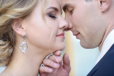 Evlilik çift niteliğine birbirlerine sarılıyor