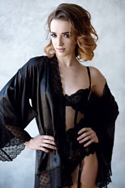 Güzel seksi Bayan şık siyah elbise içinde