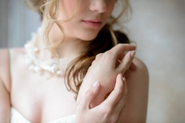 Moda beyaz gelinlik makyaj ile esmer gelin