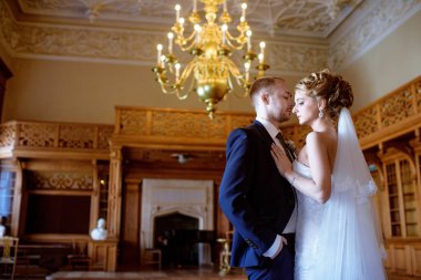 Evlilik çift kapalı birbirlerine sarılıyor