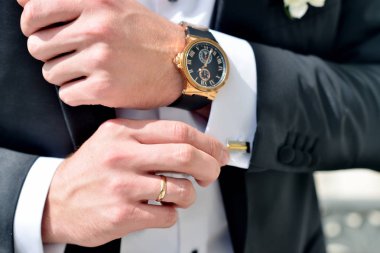 Damat yaka düğmeler kapalı giyiyor. Yakışıklı erkek portresi. Renkli düğün giysileri güzel model çocuk. Adam poz