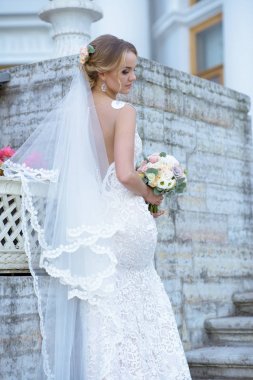 Gelin elbise güzellik gelin buketi ve dantel örtü doğa ile