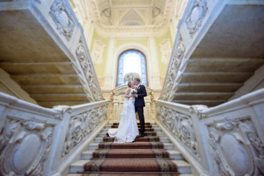 Evlilik çift kapalı birbirlerine sarılıyor