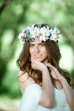 Moda beyaz gelinlik makyaj ile esmer gelin