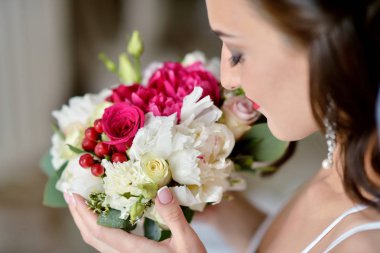 Güzellik gelin buketi ve dantel örtü kapalı ile gelin elbise