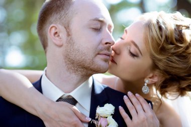 Evlilik çift niteliğine birbirlerine sarılıyor