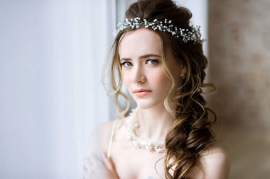 Tatlı esmer Gelin Moda düğün saç ve makyaj